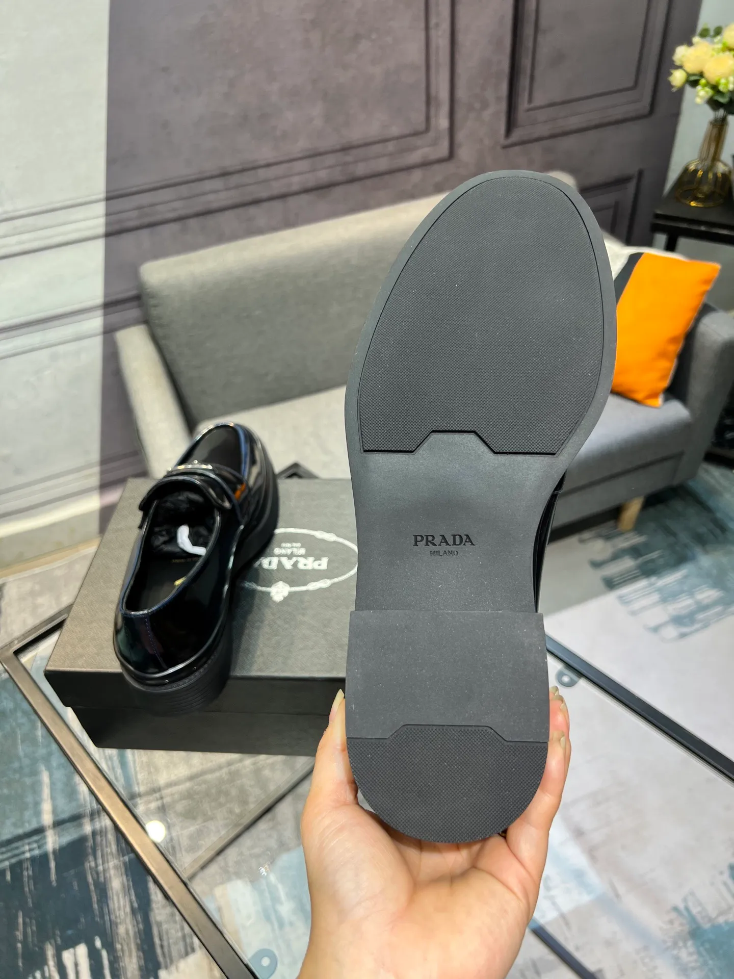 Men's clothing and shoes 💰860 Prada/Prada's new glossy leather loafers are made of open-edge beaded uppers imported from Italy, slip-on loafers style, large piece splicing design, durable and non-deforming, heavy-duty construction, exquisite mark stitching, same material ribbon decoration, blending classic and modern styles, lining with dyed calfskin, standard PRADA logo cowhide feet, original ultra-light matte texture and embossed leather outsole, light and not tired, excellent shock absorption effect, full foot comfort! Size: 39-44 (customized at 38.45)